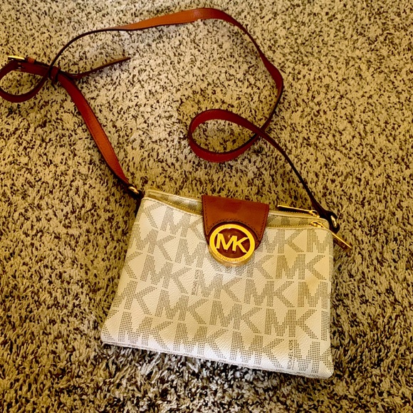 MOVING!!! Closet Clear-out!!! BAG LOT!! All six items!!!! - Picture 5 of 7